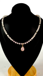 Choker/halsketting met rozenkwarts edelstenen en bergkristal