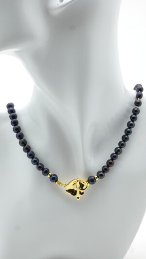 Choker/halsketting met zwarte parels en vergulde fournituren
