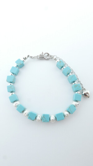 Armband met gekleurde Howliet edelstenen