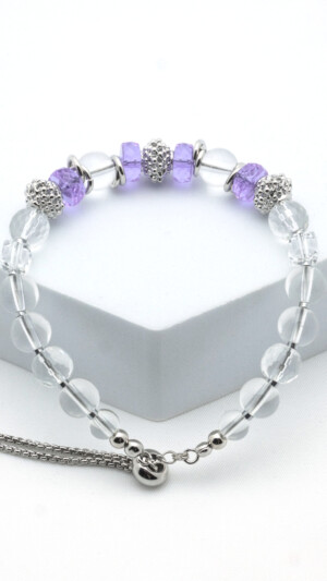 Armband van bergkristal en paarse oosterse kristallen